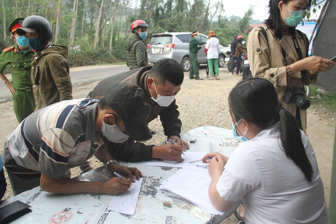 B&igrave;nh Định: &Ugrave;n tắc v&igrave; h&agrave;nh kh&aacute;ch đi xe từ ổ dịch Gia Lai chưa khai b&aacute;o y tế - Ảnh 1.