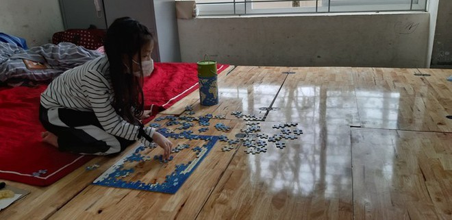 T&acirc;m sự gia đ&igrave;nh chia hai nửa c&aacute;ch ly - Ảnh 1.
