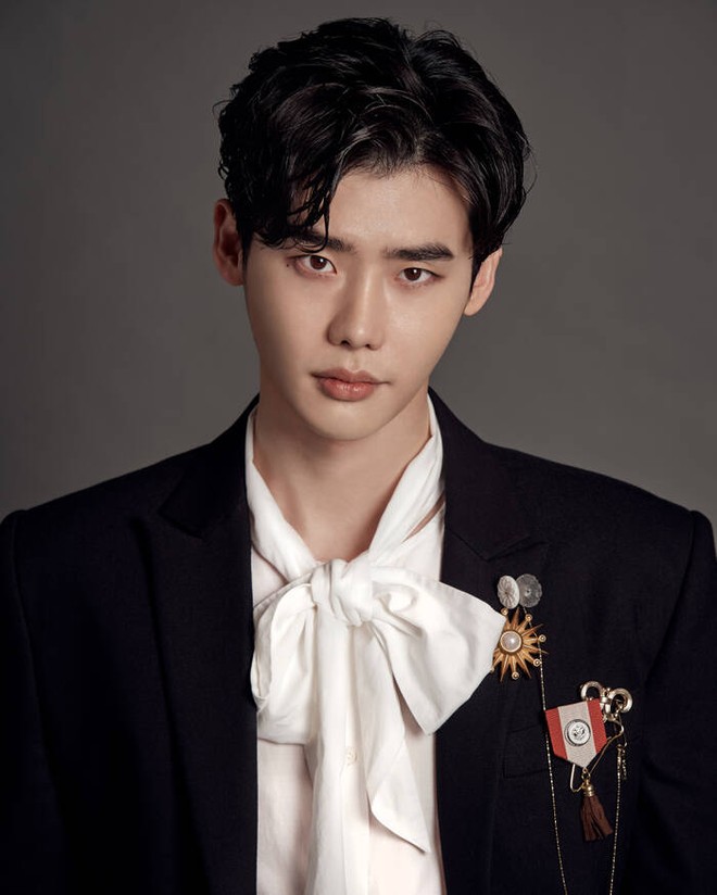 Sau Sehun, tới bạn trai tin đồn của Trịnh Sảng Lee Jong Suk gây choáng nặng vì diện mạo quá lạ và tuột dốc - Ảnh 4.