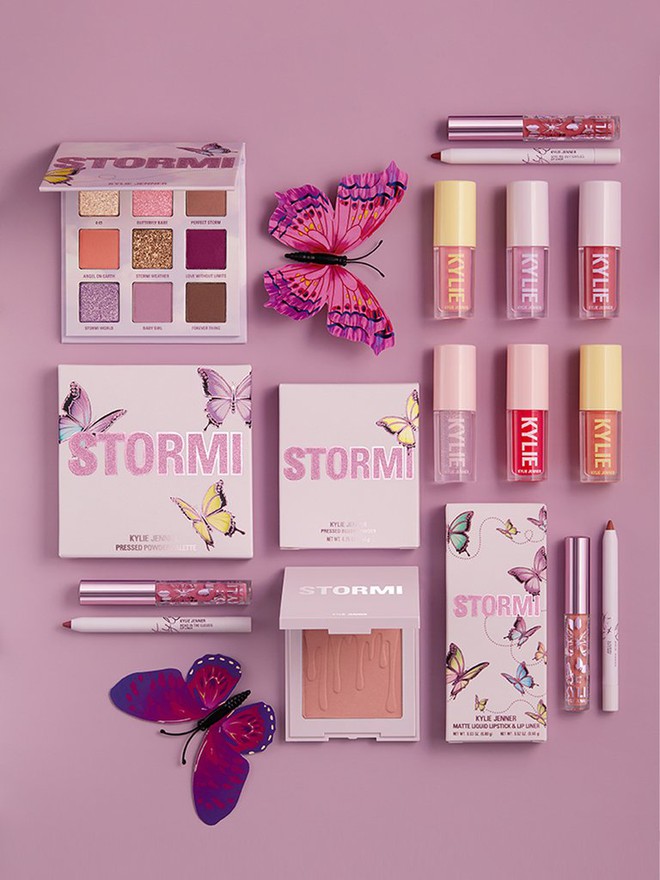 Nữ tỷ ph&uacute; Kylie Jenner khoe BST gi&agrave;y hiệu của con g&aacute;i: Mới tập đi đ&atilde; c&oacute; cả tủ, đếm sơ sơ tầm... 70 triệu chứ mấy? - Ảnh 9.