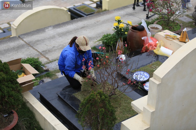 Ảnh: Người Hà Nội đeo khẩu trang, mang đào và quất đi tảo mộ sớm, mời gia tiên về ăn Tết - Ảnh 9.