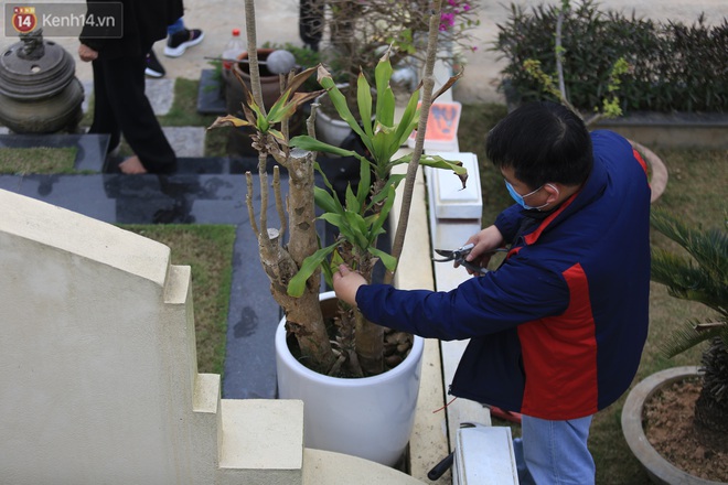 Ảnh: Người Hà Nội đeo khẩu trang, mang đào và quất đi tảo mộ sớm, mời gia tiên về ăn Tết - Ảnh 8.