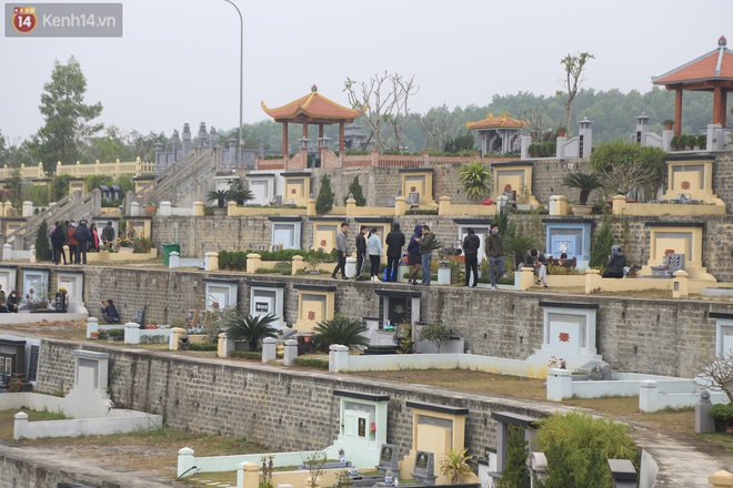 Ảnh: Người Hà Nội đeo khẩu trang, mang đào và quất đi tảo mộ sớm, mời gia tiên về ăn Tết - Ảnh 1.