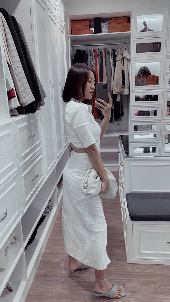 Căn hộ của Văn Mai Hương: G&oacute;c n&agrave;o sống ảo cũng lung linh, ri&ecirc;ng ph&ograve;ng thay đồ l&agrave; nơi c&oacute; ng&agrave;n lẻ một bức ảnh - Ảnh 4.