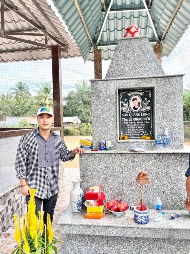 1 tháng sau khi Vân Quang Long qua đời, Ưng Hoàng Phúc đã có mặt tại Đồng Tháp để thăm mộ người anh thân thiết - Ảnh 2.