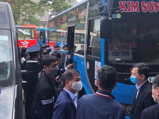 Bộ trưởng Bộ GTVT: Kh&aacute;ch c&oacute; th&acirc;n nhiệt cao phải c&aacute;ch ly ngay - Ảnh 2.