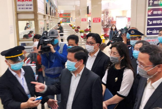 Bộ trưởng Bộ GTVT: Kh&aacute;ch c&oacute; th&acirc;n nhiệt cao phải c&aacute;ch ly ngay - Ảnh 1.