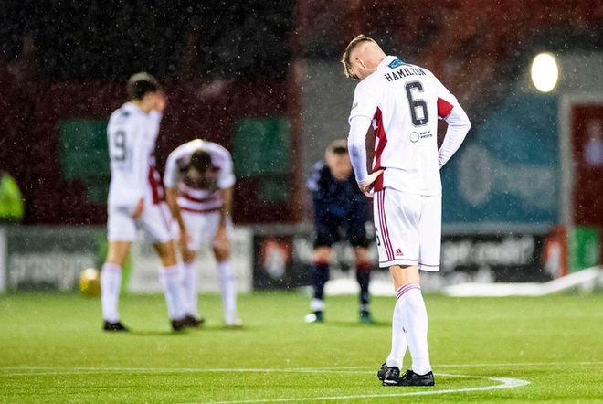 BLV b&oacute;ng đ&aacute; bị sa thải v&igrave; khoe khoang chuyện tế nhị tr&ecirc;n s&oacute;ng trực tiếp - Ảnh 3.