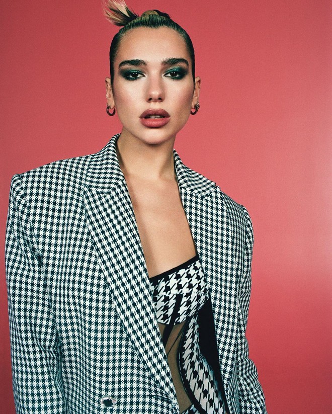 Đụng độ ngay biểu tượng sexy Dua Lipa, Jennie (Blackpink) kh&ocirc;ng những chẳng thua m&agrave; c&ograve;n gắt hơn về độ t&aacute;o bạo - Ảnh 4.
