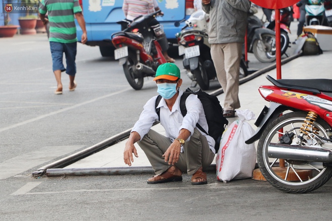 Ảnh: 25 Tết mà như ngày thường, bến xe miền Tây đìu hiu, nhân viên bán vé, lái xe mòn mỏi đợi khách về quê - Ảnh 13.