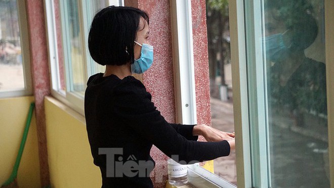 Cận cảnh người d&acirc;n phơi nắng, tập thể dục trong khu c&aacute;ch ly ở Hải Ph&ograve;ng - Ảnh 4.