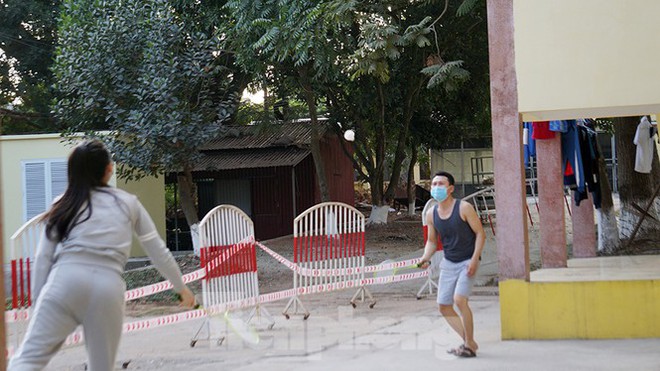 Cận cảnh người d&acirc;n phơi nắng, tập thể dục trong khu c&aacute;ch ly ở Hải Ph&ograve;ng - Ảnh 5.