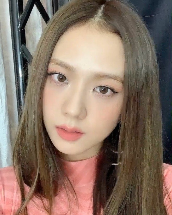 Nhược điểm nhan sắc của nữ thần Jisoo khiến cô phải che chắn kỹ bằng makeup đến độ bị đồn đã phẫu thuật thẩm mỹ - Ảnh 5.