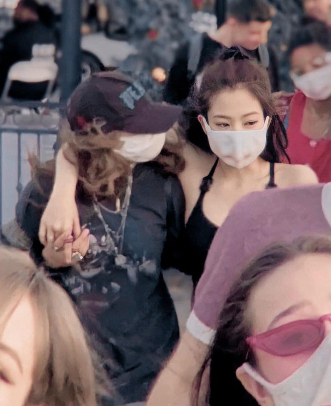Đ&agrave;o lại ảnh chụp vội tại Coachella, phải c&ocirc;ng nhận rằng Jennie ch&iacute;nh l&agrave; mỹ nh&acirc;n c&oacute; nhan sắc đỉnh cao nhất BLACKPINK hồi đ&oacute; - Ảnh 8.