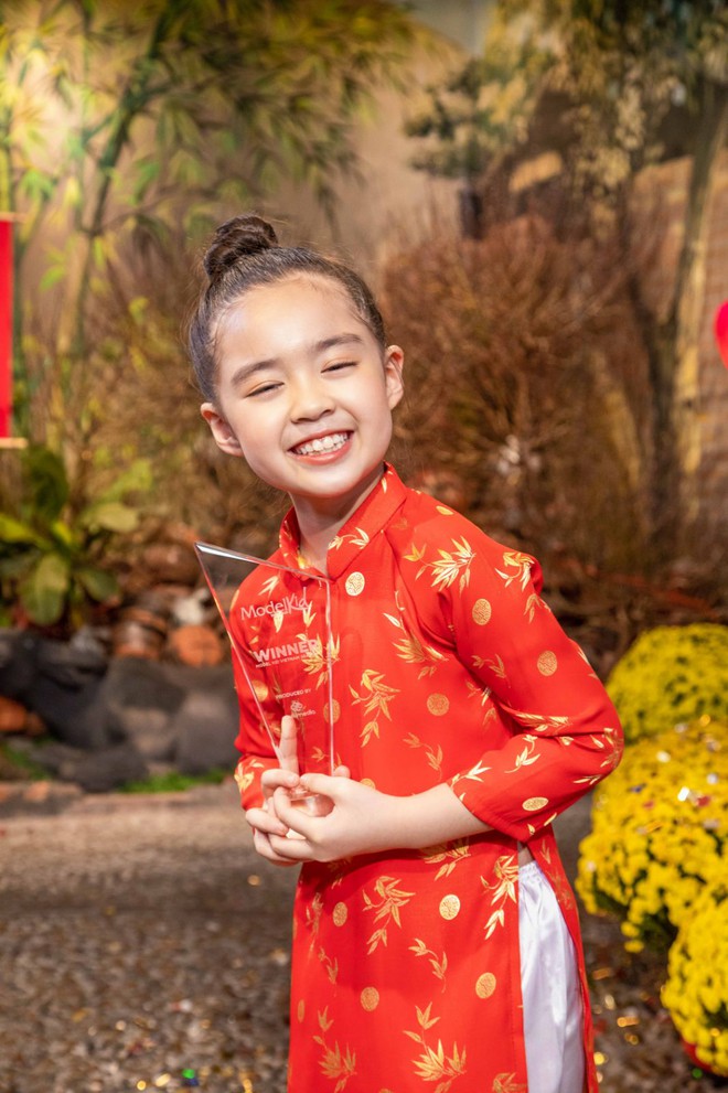 Bé Rồng Nhã Uyên: Từ cô bé giúp mẹ nuôi tìm bạn trai ở Người Ấy Là Ai đến Quán quân Model Kid Vietnam - Ảnh 2.