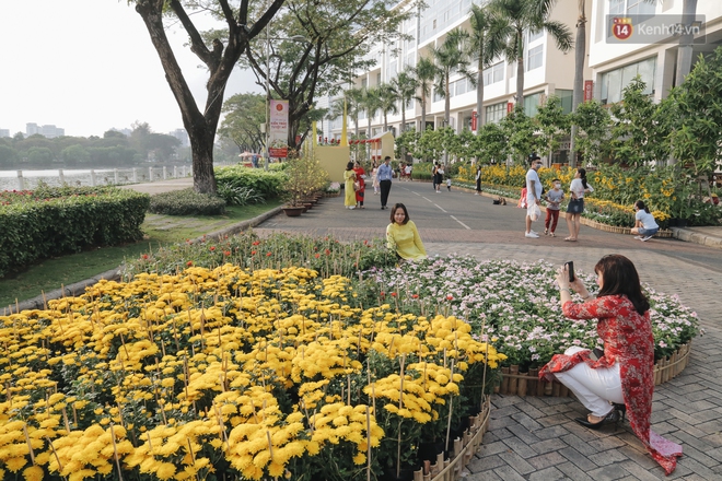 Cận cảnh đường hoa Tết Tân Sửu 2021 phong cách tối giản tại phố nhà giàu Sài Gòn - Ảnh 12.