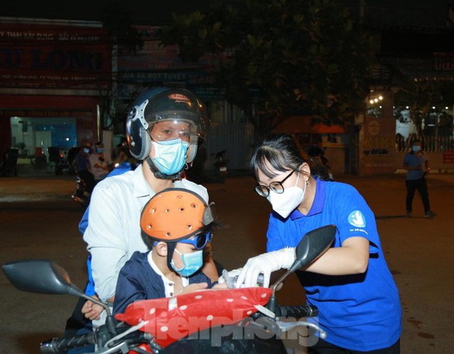 Những hình ảnh biết nói ở vùng dịch Bình Dương - Ảnh 11.