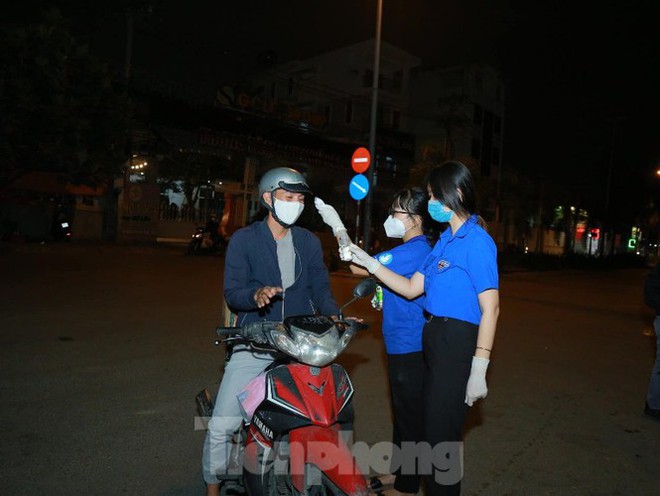 Những hình ảnh biết nói ở vùng dịch Bình Dương - Ảnh 10.