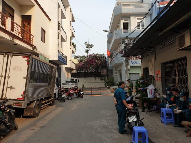 Chủ tịch UBND TP.HCM: "Nguy cơ lây nhiễm Covid-19 phức tạp, chần chừ sẽ trả giá" - Ảnh 1.