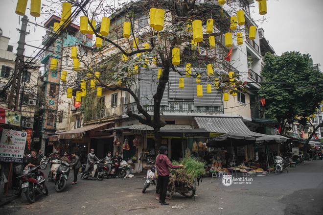 Khung cảnh những khu chợ Tết lớn nhất tại Hà Nội: Vắng vẻ hơn mọi năm nhưng không khí đón năm mới vẫn tràn đầy! - Ảnh 7.