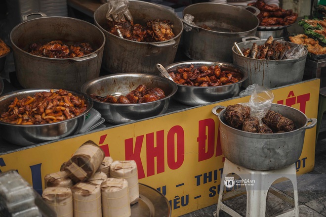 Khung cảnh những khu chợ Tết lớn nhất tại Hà Nội: Vắng vẻ hơn mọi năm nhưng không khí đón năm mới vẫn tràn đầy! - Ảnh 9.