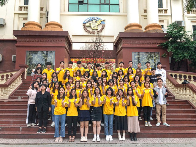 Ch&ugrave;m ảnh kh&ocirc;ng kh&iacute; Tết ngập tr&agrave;n c&aacute;c trường ĐH: Nơi sắm hẳn chậu đ&agrave;o đắt tiền, nơi background xịn x&ograve; cho sinh vi&ecirc;n sống ảo - Ảnh 7.