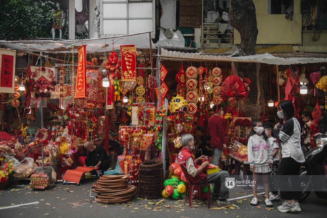 Khung cảnh những khu chợ Tết lớn nhất tại Hà Nội: Vắng vẻ hơn mọi năm nhưng không khí đón năm mới vẫn tràn đầy! - Ảnh 4.