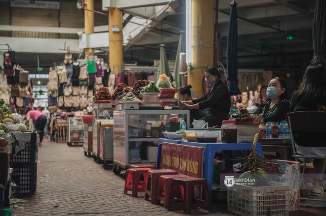 Khung cảnh những khu chợ Tết lớn nhất tại Hà Nội: Vắng vẻ hơn mọi năm nhưng không khí đón năm mới vẫn tràn đầy! - Ảnh 19.