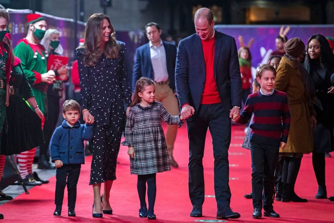 Đức Vua tương lai của Hoàng gia Anh: Những khoảnh khắc thần thái ngất trời của Hoàng tử bé George, mới 7 tuổi nhưng đã ra dáng anh cả - Ảnh 2.