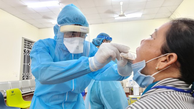 Dịch Covid-19 ngày 9/2: Xét nghiệm toàn bộ gia đình của 1.600 nhân viên bốc xếp ở Tân Sơn Nhất - Ảnh 1.