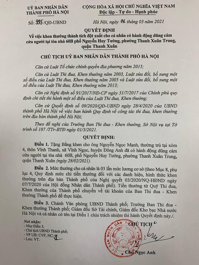 Bí thư và Chủ tịch Hà Nội tặng bằng khen người hùng cứu bé gái 3 tuổi rơi từ tầng 12 chung cư - Ảnh 2. Bí thư và Chủ tịch Hà Nội tặng bằng khen người hùng cứu bé gái 3 tuổi rơi từ tầng 12 chung cư - Ảnh 2.