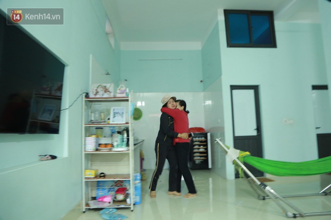 Ảnh: Người thân bật khóc xúc động khi nhắc lại khoảnh khắc con trai cứu sống bé gái 3 tuổi rơi từ tầng 12 - Ảnh 5. Ảnh: Người thân bật khóc xúc động khi nhắc lại khoảnh khắc con trai cứu sống bé gái 3 tuổi rơi từ tầng 12 - Ảnh 5.