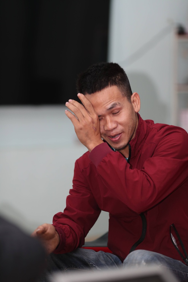 Bí thư và Chủ tịch Hà Nội tặng bằng khen người hùng cứu bé gái 3 tuổi rơi từ tầng 12 chung cư - Ảnh 1. Bí thư và Chủ tịch Hà Nội tặng bằng khen người hùng cứu bé gái 3 tuổi rơi từ tầng 12 chung cư - Ảnh 1.