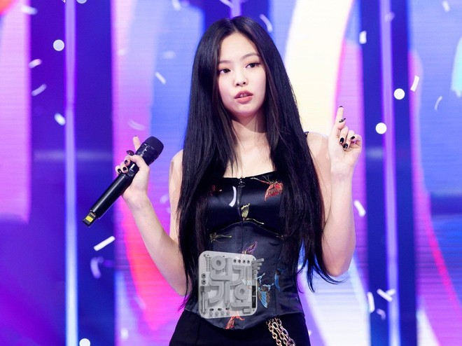 Jennie cứ yêu đương là dính phốt biểu diễn hời hợt: Netizen mỉa mai để Kai (EXO) dạy vũ đạo, bị soi nhảy sai ngay sau tin hẹn hò GD - Ảnh 1.