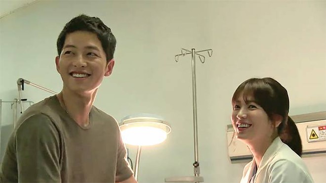 Sau Song Hye Kyo, lâu lắm mới có bạn diễn thân mật với Song Joong Ki thế này: Hết cười đùa lại chụp ảnh riêng, liệu có mờ ám? - Ảnh 12.