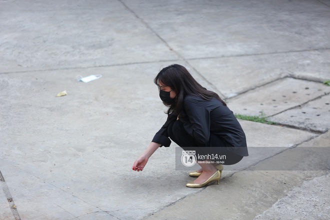 Gil Lê - Hoàng Thuỳ Linh đến lễ cúng thất của phù thuỷ trang điểm Minh Lộc có hành động tinh tế nhằm tránh sự chú ý - Ảnh 2.