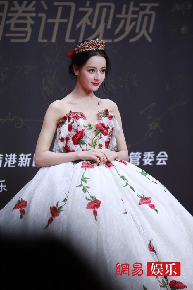 Cố chấp diện váy trễ vai Dương Tử lại thành trò cười cho thiên hạ khi bị  bóc chi tiết đáng ngờ trong quảng cáo mới