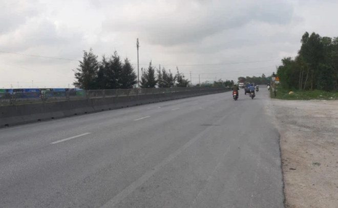 Vụ một người bị tai nạn tử vong, c&ocirc;ng an v&agrave; ch&iacute;nh quyền ch&ocirc;n thi thể: Thi thể kh&ocirc;ng c&ograve;n nguy&ecirc;n vẹn, kh&ocirc;ng x&aacute;c định được nơi ở? - Ảnh 1.