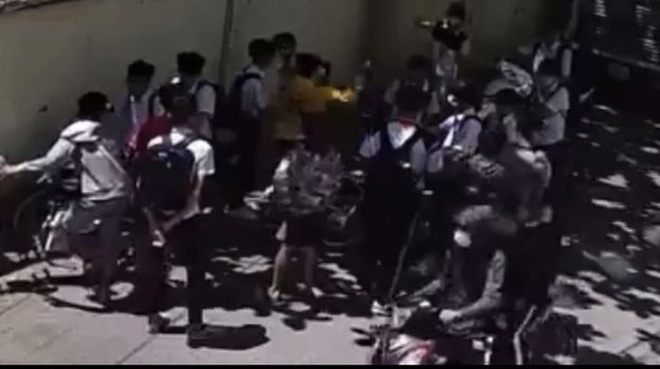 CLIP: Học sinh lớp 8 bị đánh hội đồng ngay trước cổng trường giờ tan học - Ảnh 2.