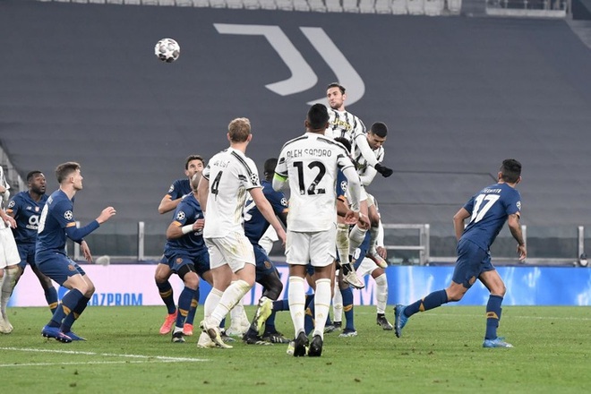 Ronaldo và Juventus đá hơn người 70 phút, thắng 3-2 vẫn bị loại khỏi Champions League - Ảnh 12.