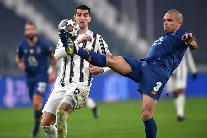 Ronaldo và Juventus đá hơn người 70 phút, thắng 3-2 vẫn bị loại khỏi Champions League - Ảnh 6.