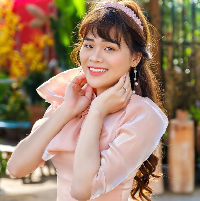 Th&aacute;nh s&uacute;n Ng&acirc;n Thảo sau 2 năm tỏa s&aacute;ng ở Th&aacute;ch Thức Danh H&agrave;i: Nhan sắc thăng hạng, trang sức ch&iacute;u ch&iacute;u đầy người - Ảnh 4.