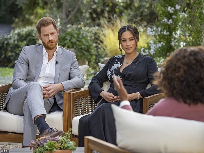 Đưa ra 15 tuyên bố đanh thép trong phỏng vấn bom tấn, vợ chồng Meghan Markle bị bóc mẽ mâu thuẫn khi đối chiếu với thực tế đến muối mặt - Ảnh 1.