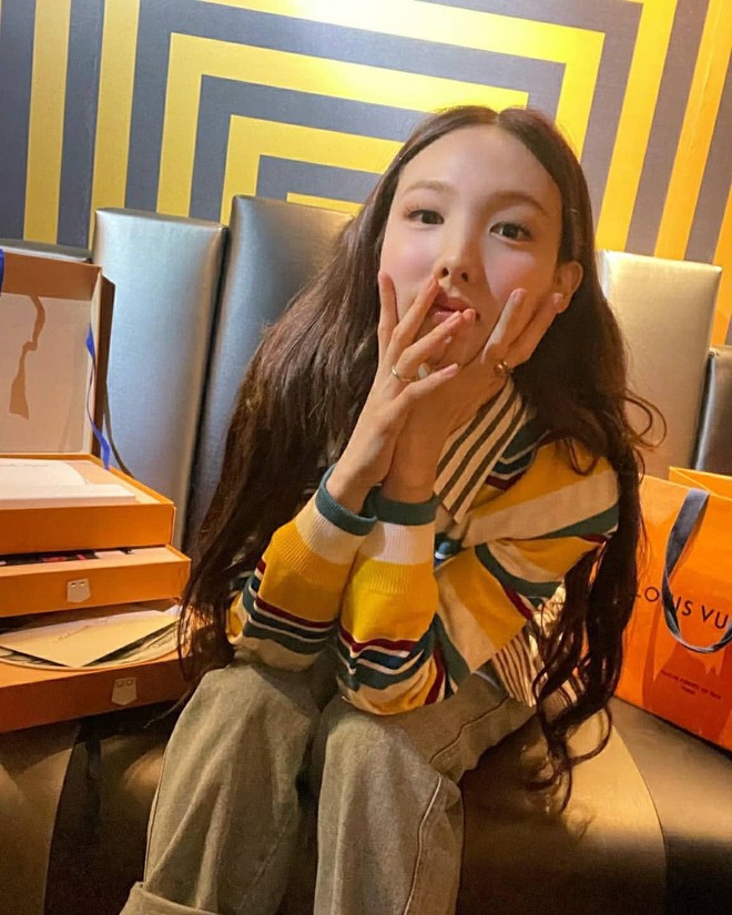 Adu Gaya 8 Seleb Pakai Tas Louis Vuitton x Yayoi Kusama, Nayeon