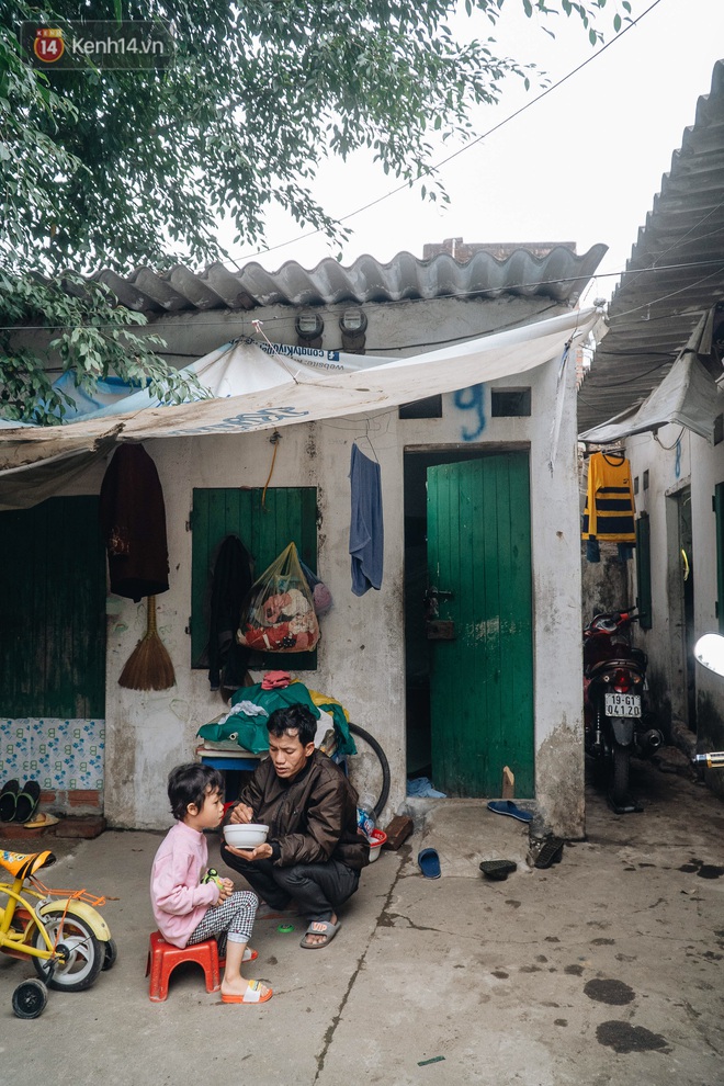 Cuộc sống hiện tại của người bố địu con bán bọc chân chống xe máy ở Hà Nội: Bé gái đã được đến trường - Ảnh 2.
