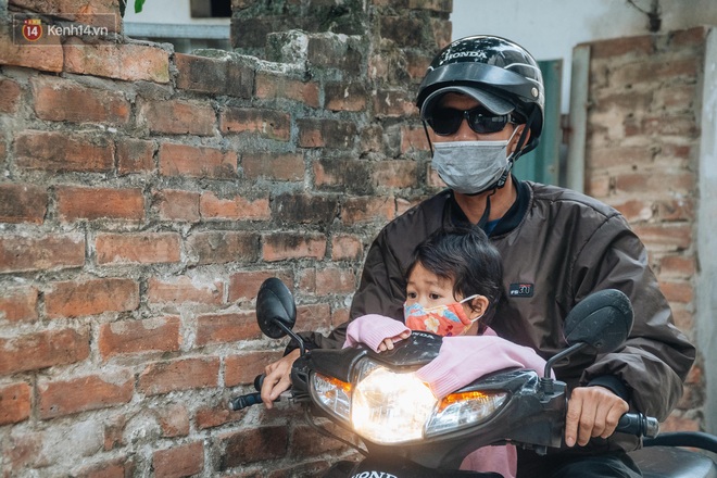 Cuộc sống hiện tại của người bố địu con bán bọc chân chống xe máy ở Hà Nội: Bé gái đã được đến trường - Ảnh 9.