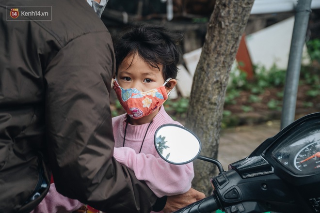 Cuộc sống hiện tại của người bố địu con bán bọc chân chống xe máy ở Hà Nội: Bé gái đã được đến trường - Ảnh 9.