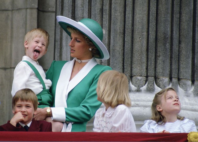Nhìn lại loạt khoảnh khắc khó quên của Hoàng tử Harry thời còn là đứa cháu cưng của gia tộc và là niềm tự hào của Nữ hoàng Anh - Ảnh 4.