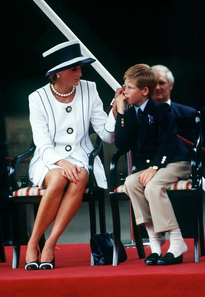 Nhìn lại loạt khoảnh khắc khó quên của Hoàng tử Harry thời còn là đứa cháu cưng của gia tộc và là niềm tự hào của Nữ hoàng Anh - Ảnh 7.