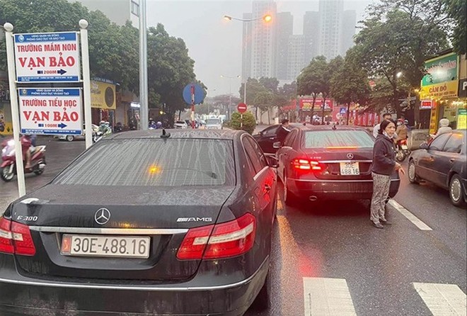 Vụ 2 xe Mercedes trùng biển số tại Hà Nội: Xuất trình đủ giấy tờ vẫn bị giữ dài ngày - Ảnh 1.
